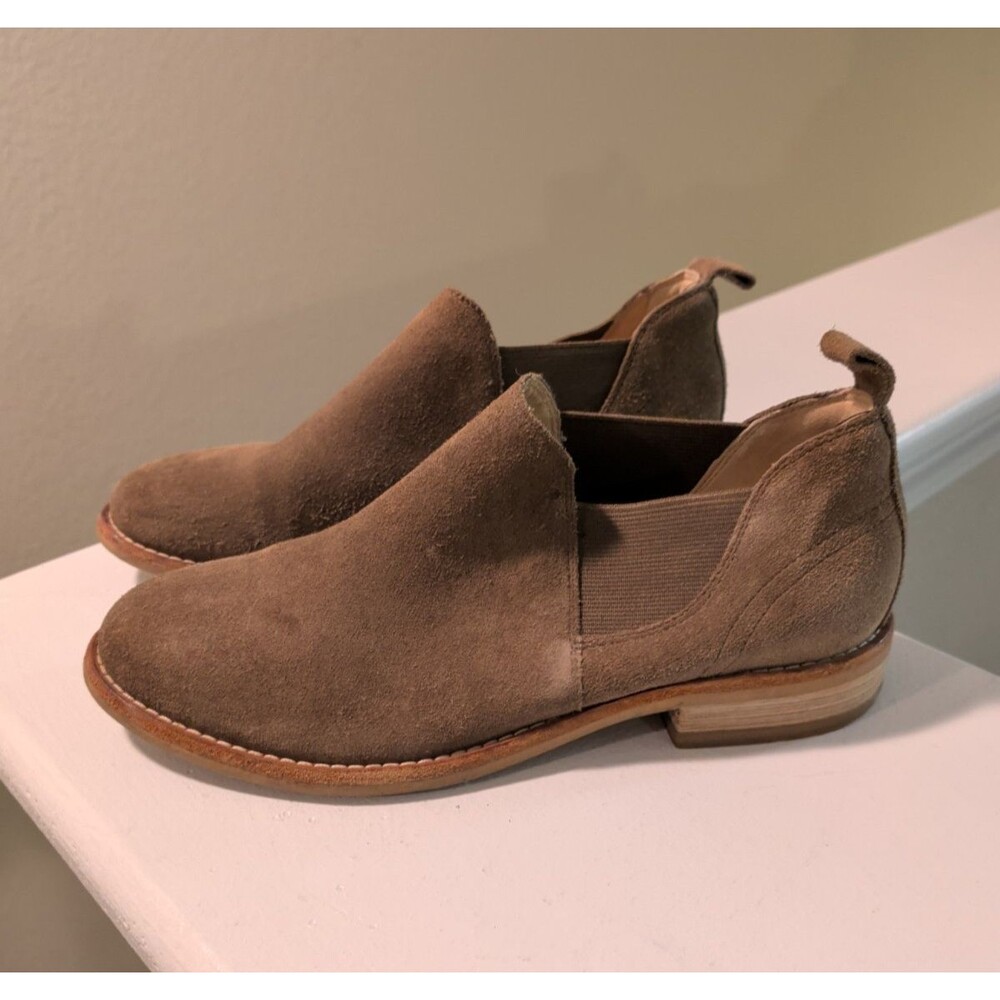 Clarks Collection Womens 6.5M Camzin Low Ankle Booties Brown suede Boots